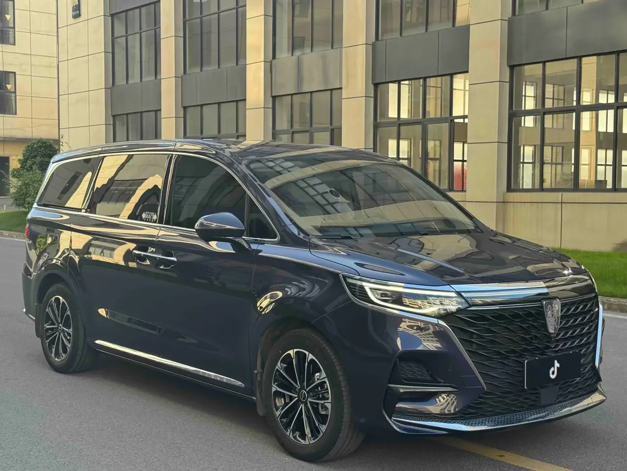 Roewe iMAX8