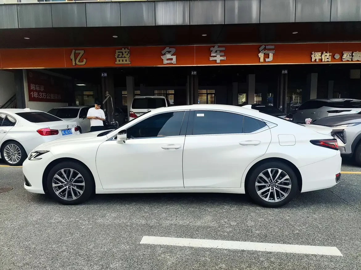 Lexus ES
