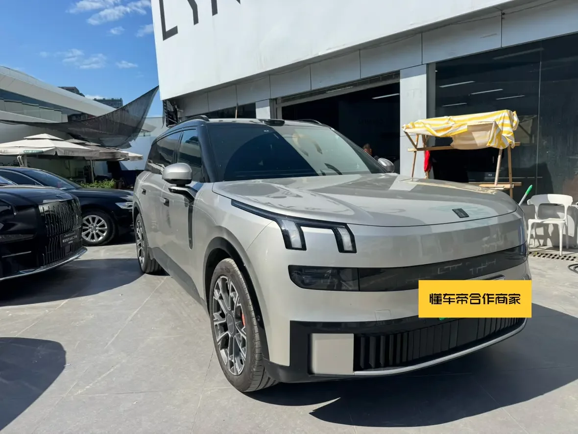 Lynk & Co 900