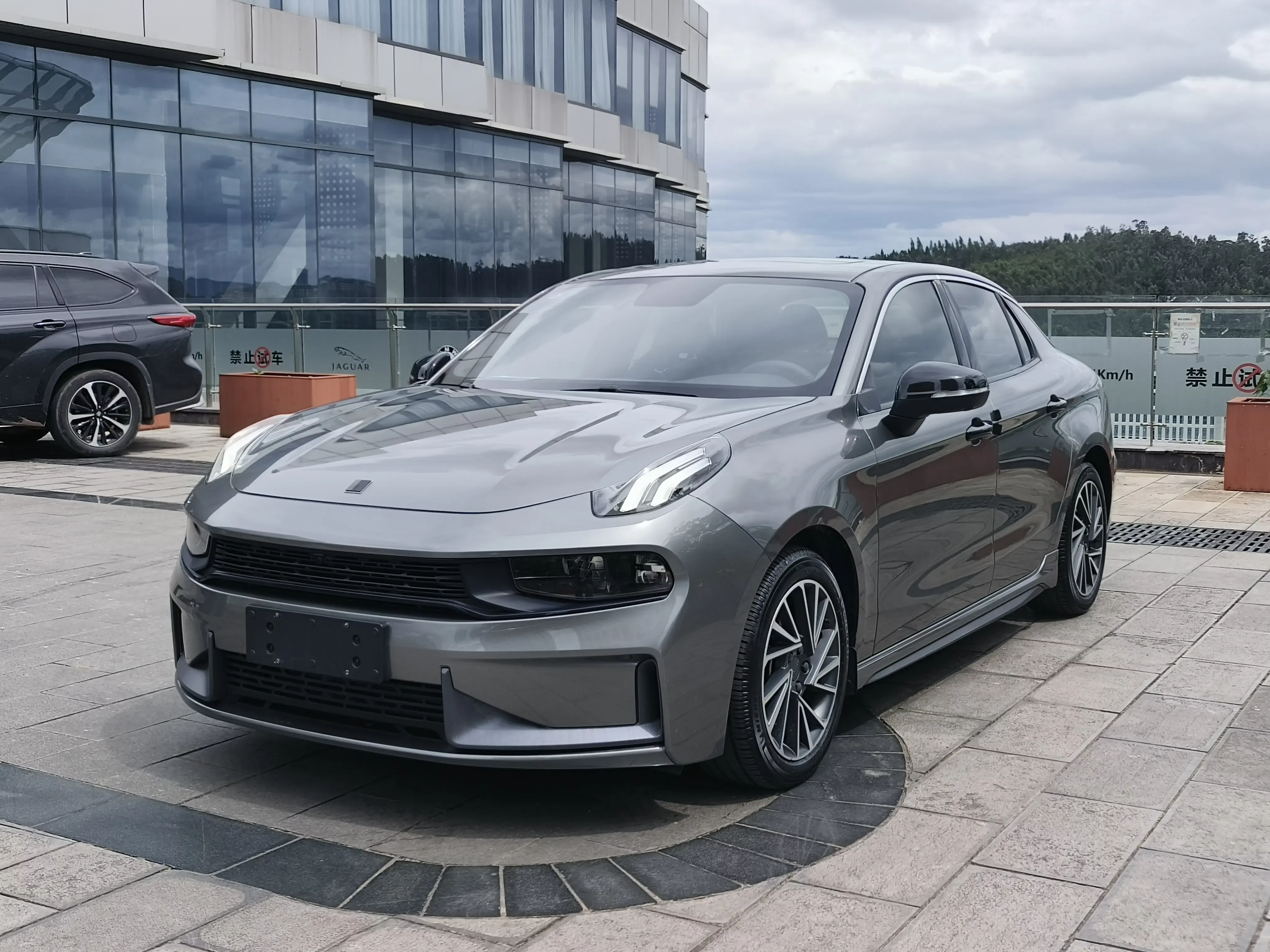 Lynk & Co 03