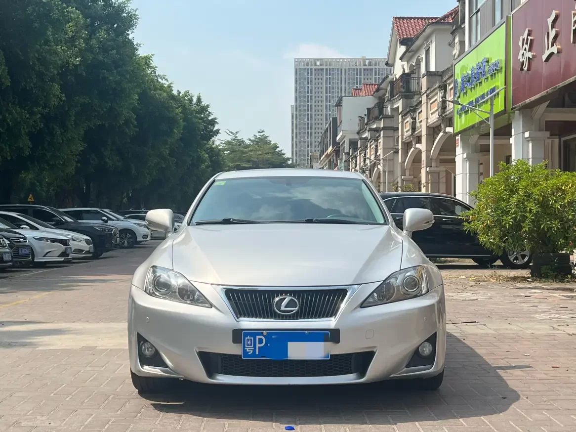 Lexus IS
