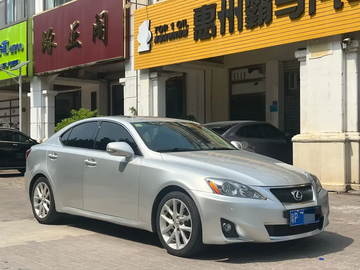 Lexus IS