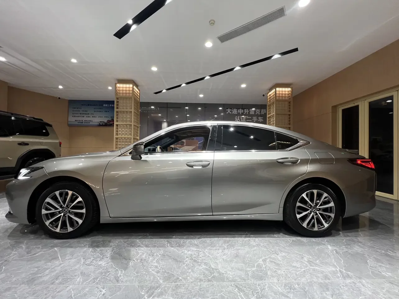 Lexus ES