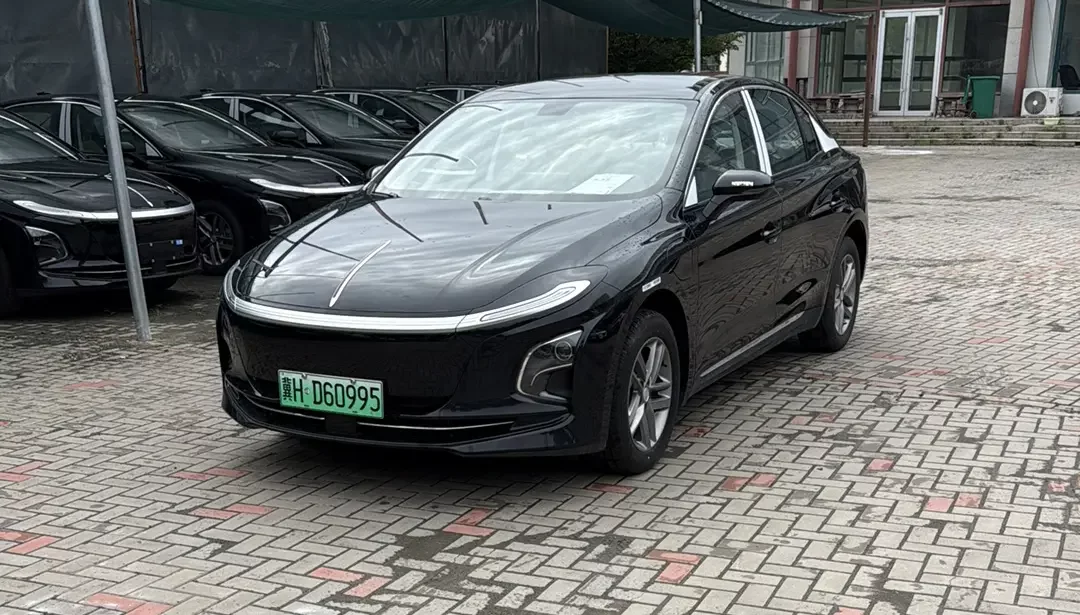 Hongqi E-QM5