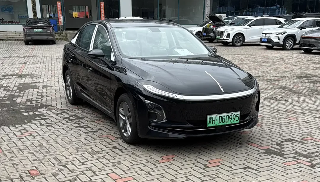 Hongqi E-QM5