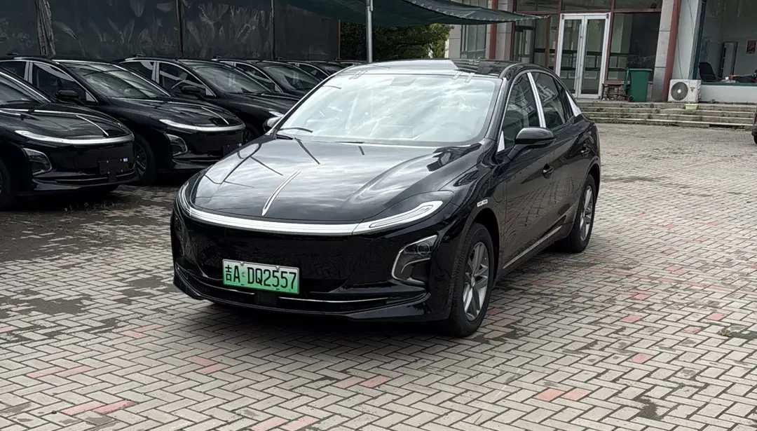 Hongqi E-QM5