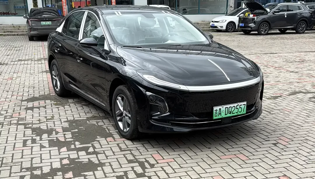 Hongqi E-QM5