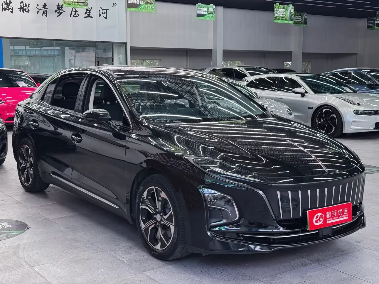 Hongqi E-QM5