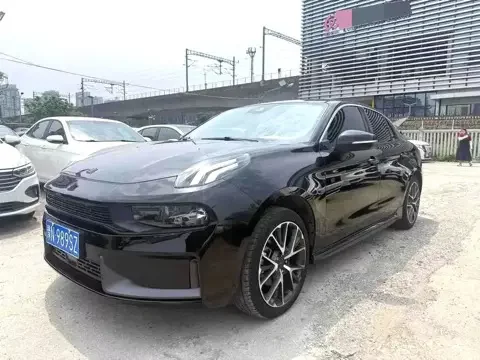 Lynk & Co 03