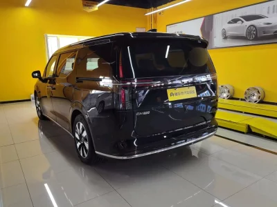 Volvo EM90