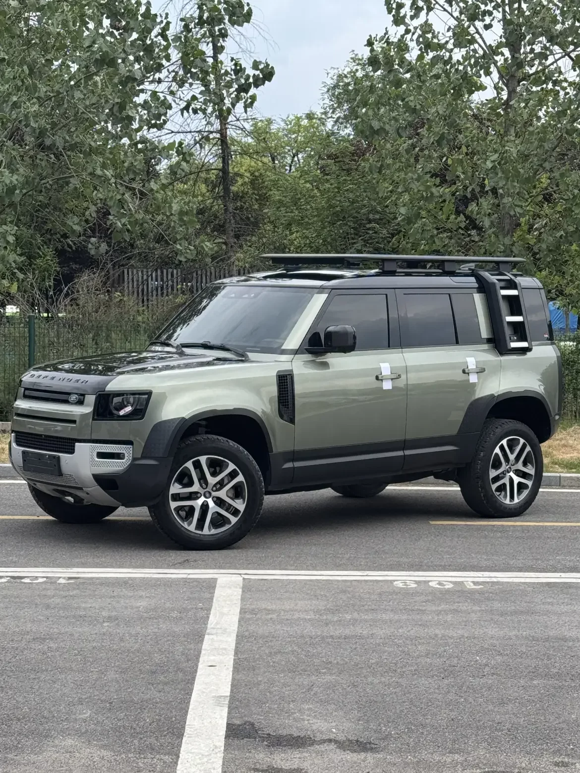 LAND ROVER DEFENDER