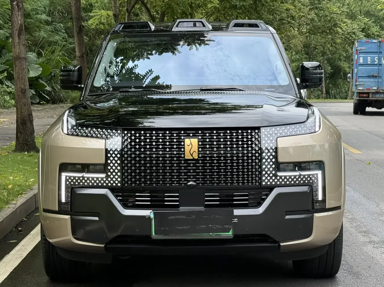 BYD Looking up at the U8L  из Китая