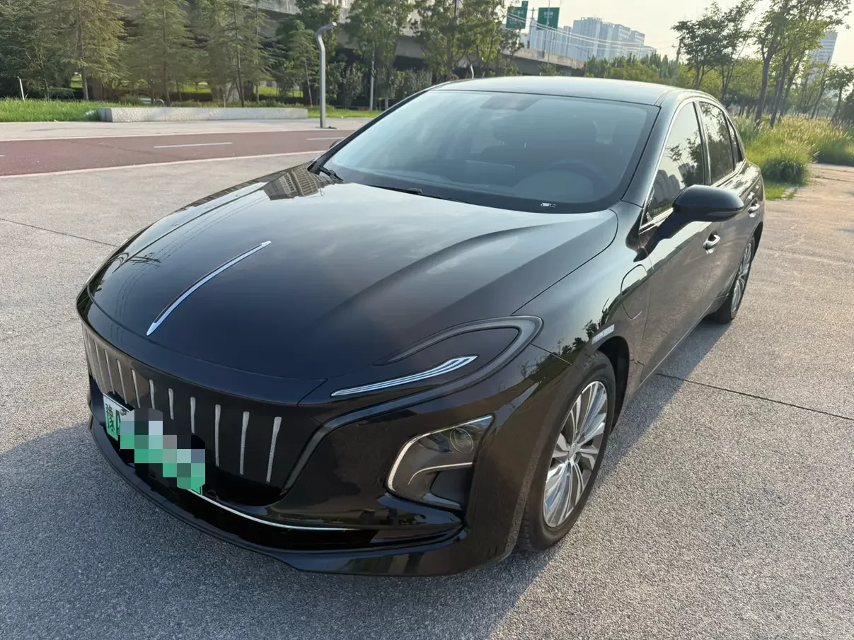 Hongqi E-QM5