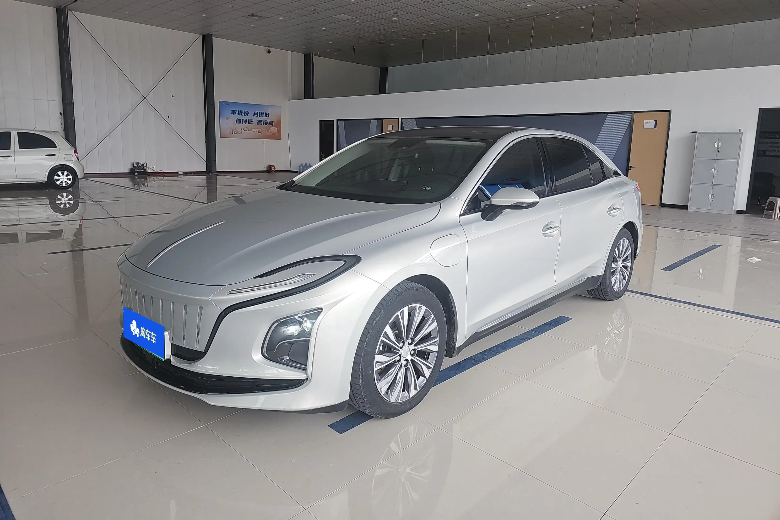 Hongqi E-QM5