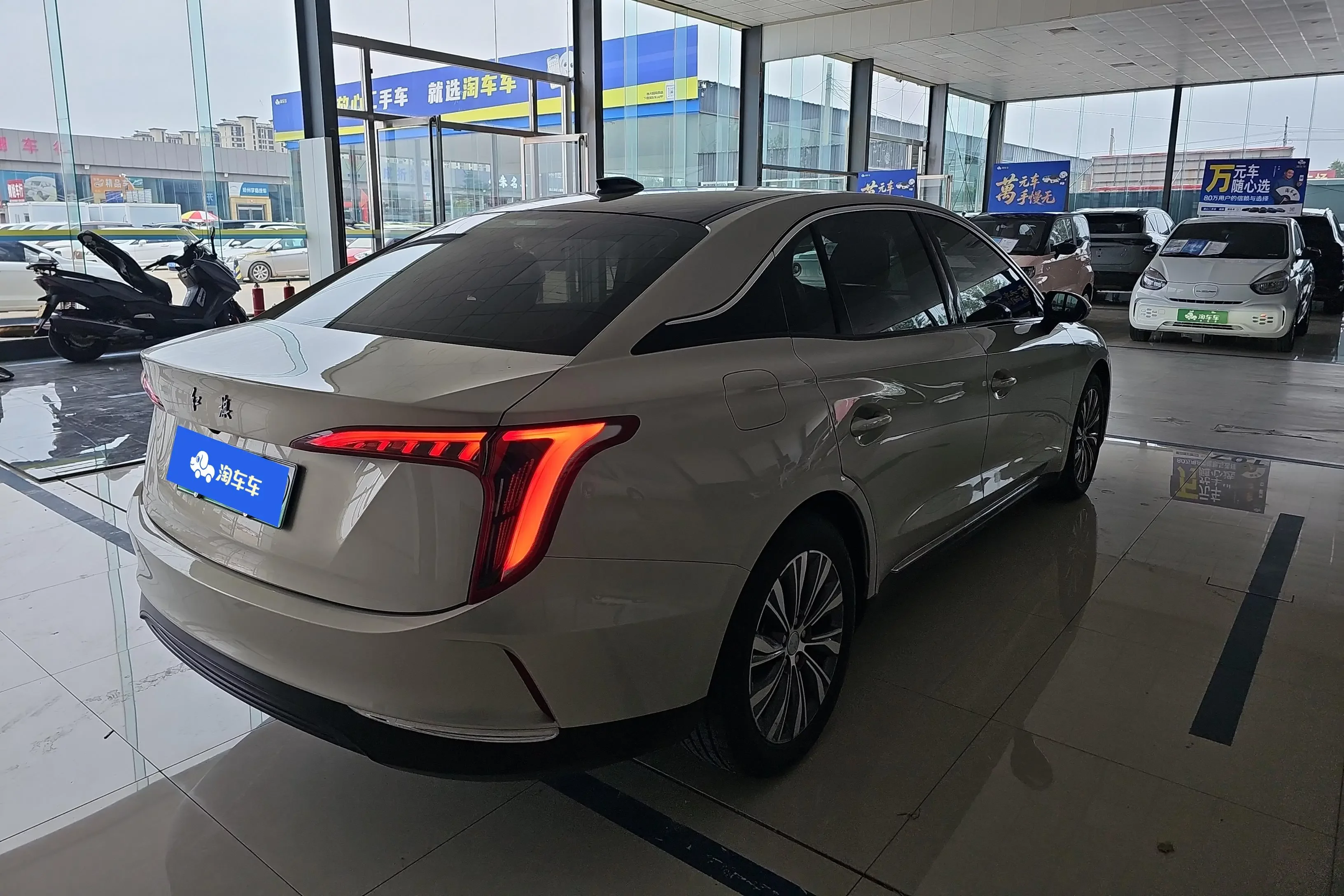 Hongqi E-QM5