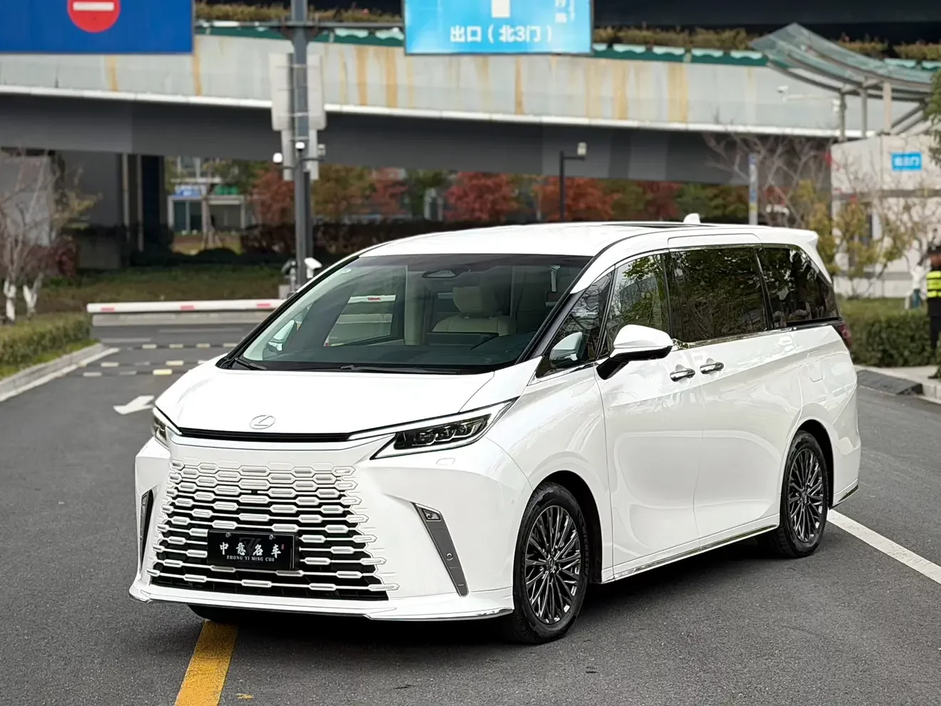 Lexus LM