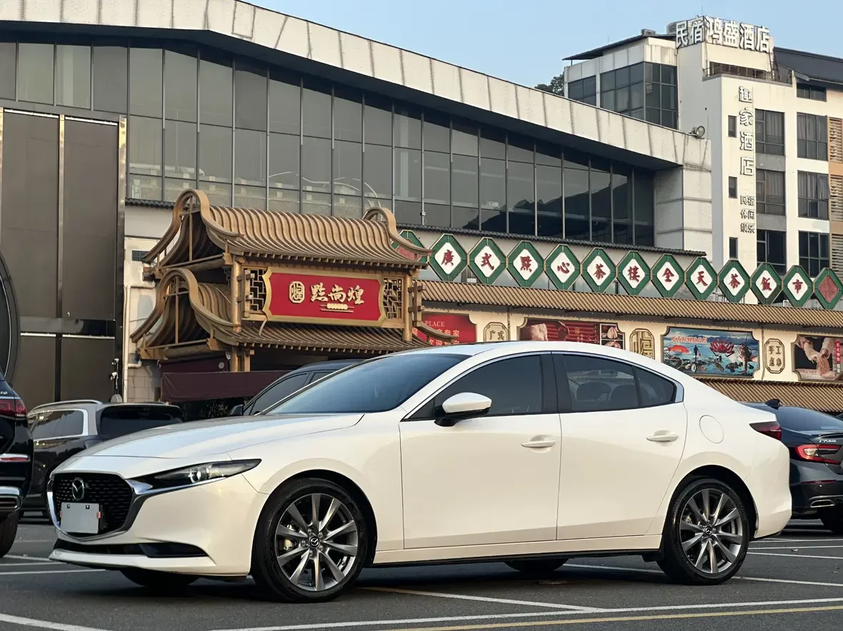Mazda Axela (3)