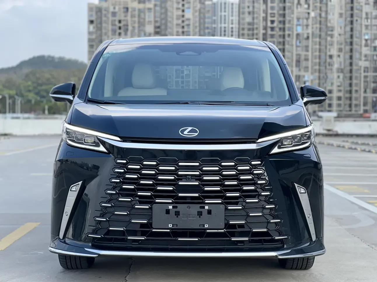 Lexus LM