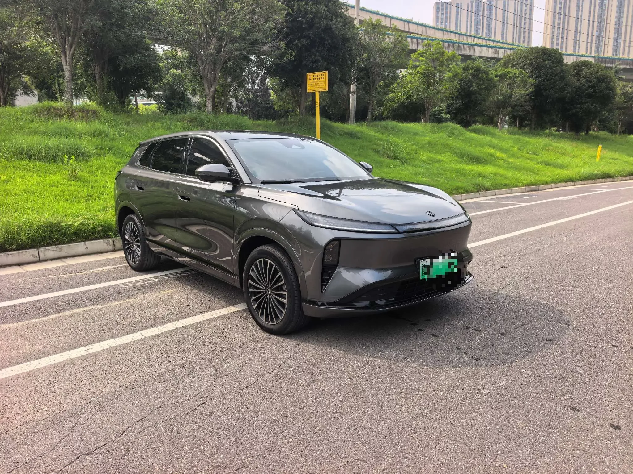 Dongfeng Fengshen L8 PHEV
