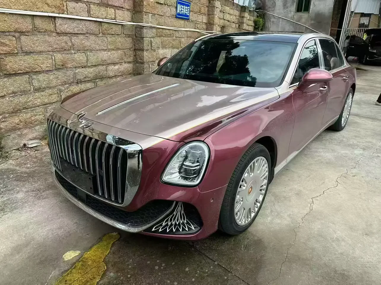 Hongqi L5 (Red Flag Golden Sunflower Country Elegance)