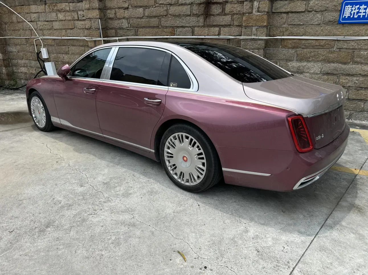 Hongqi L5 (Red Flag Golden Sunflower Country Elegance)