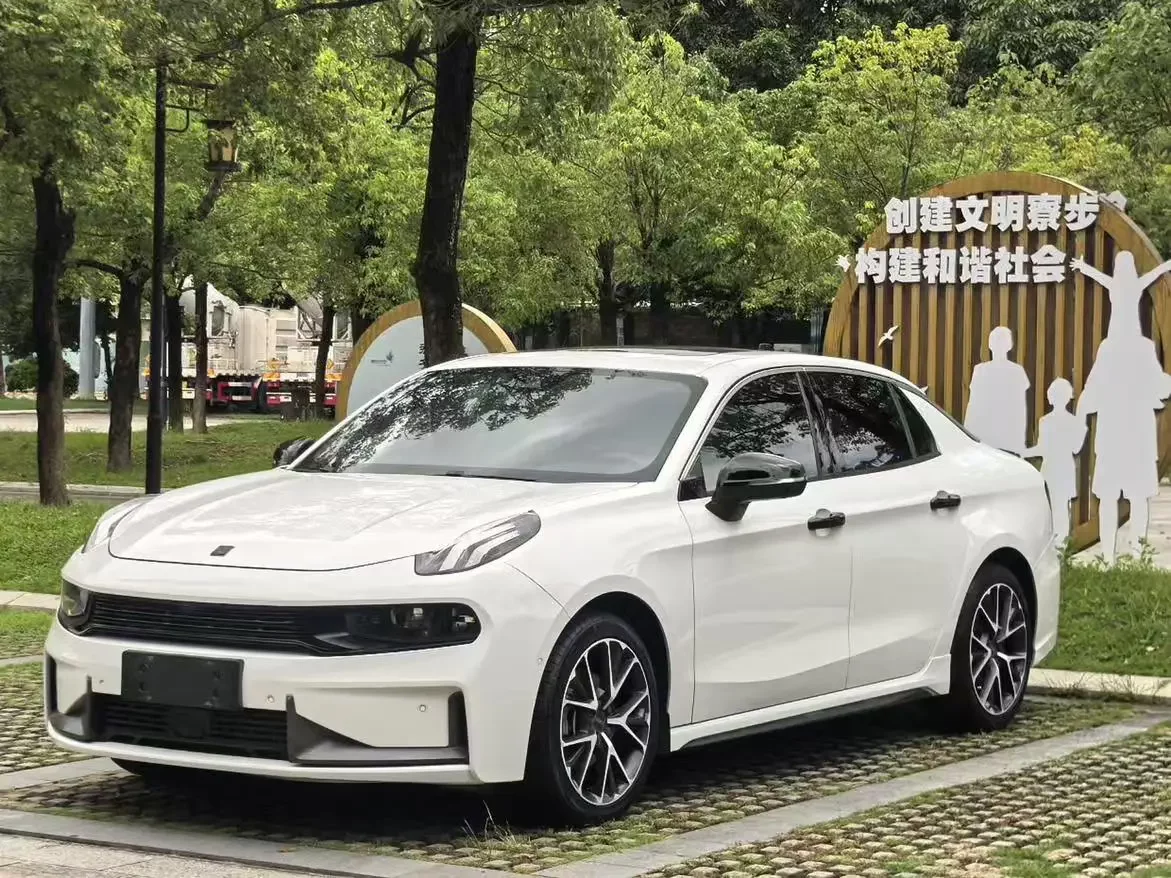 Lynk & Co 03