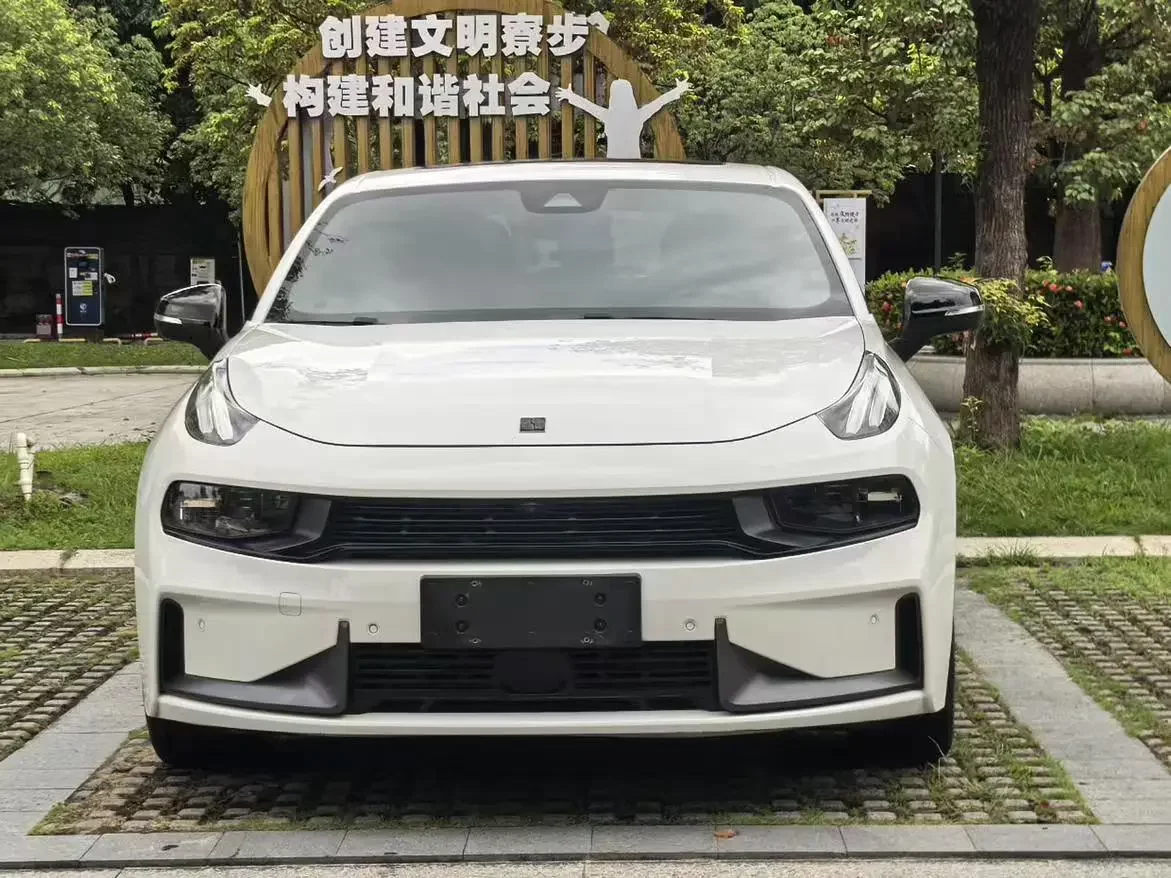 Lynk & Co 03
