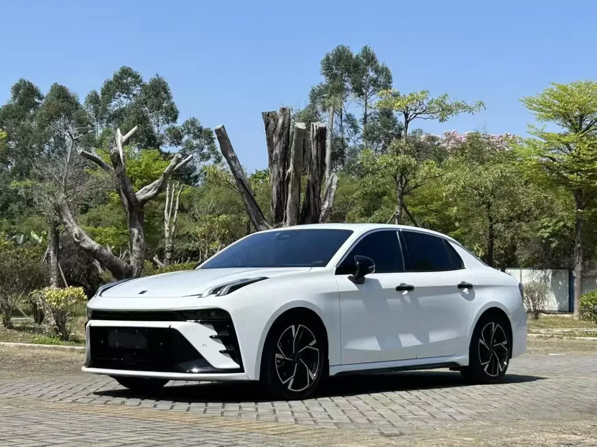 Lynk & Co 03