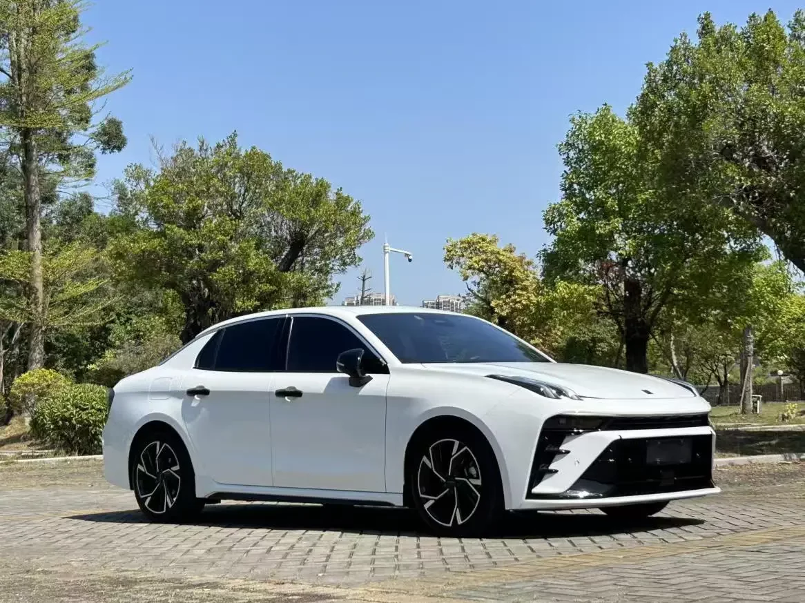 Lynk & Co 03