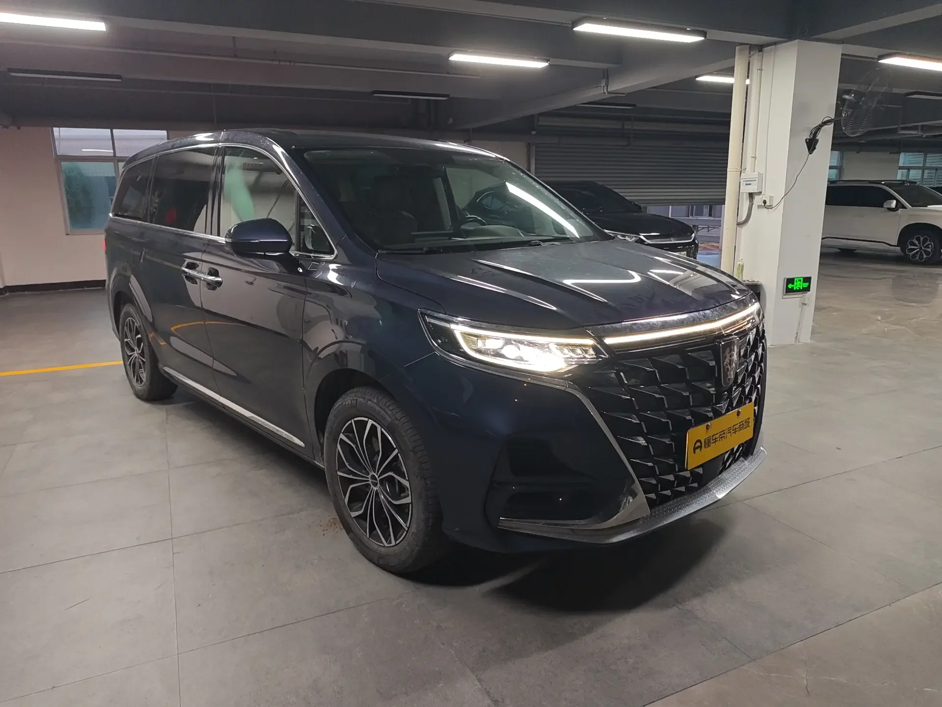 Roewe iMAX8 EV