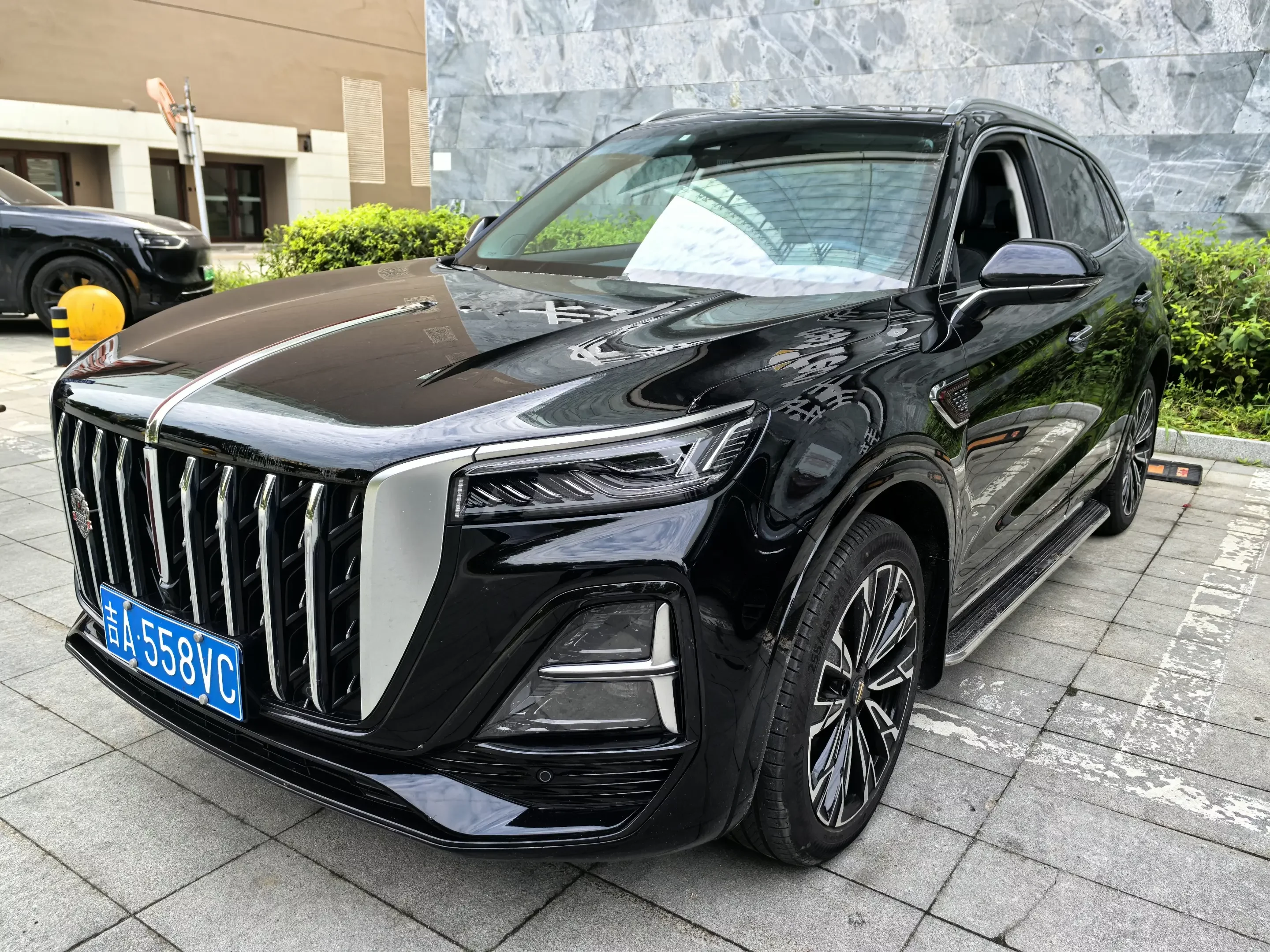 Hongqi HS5