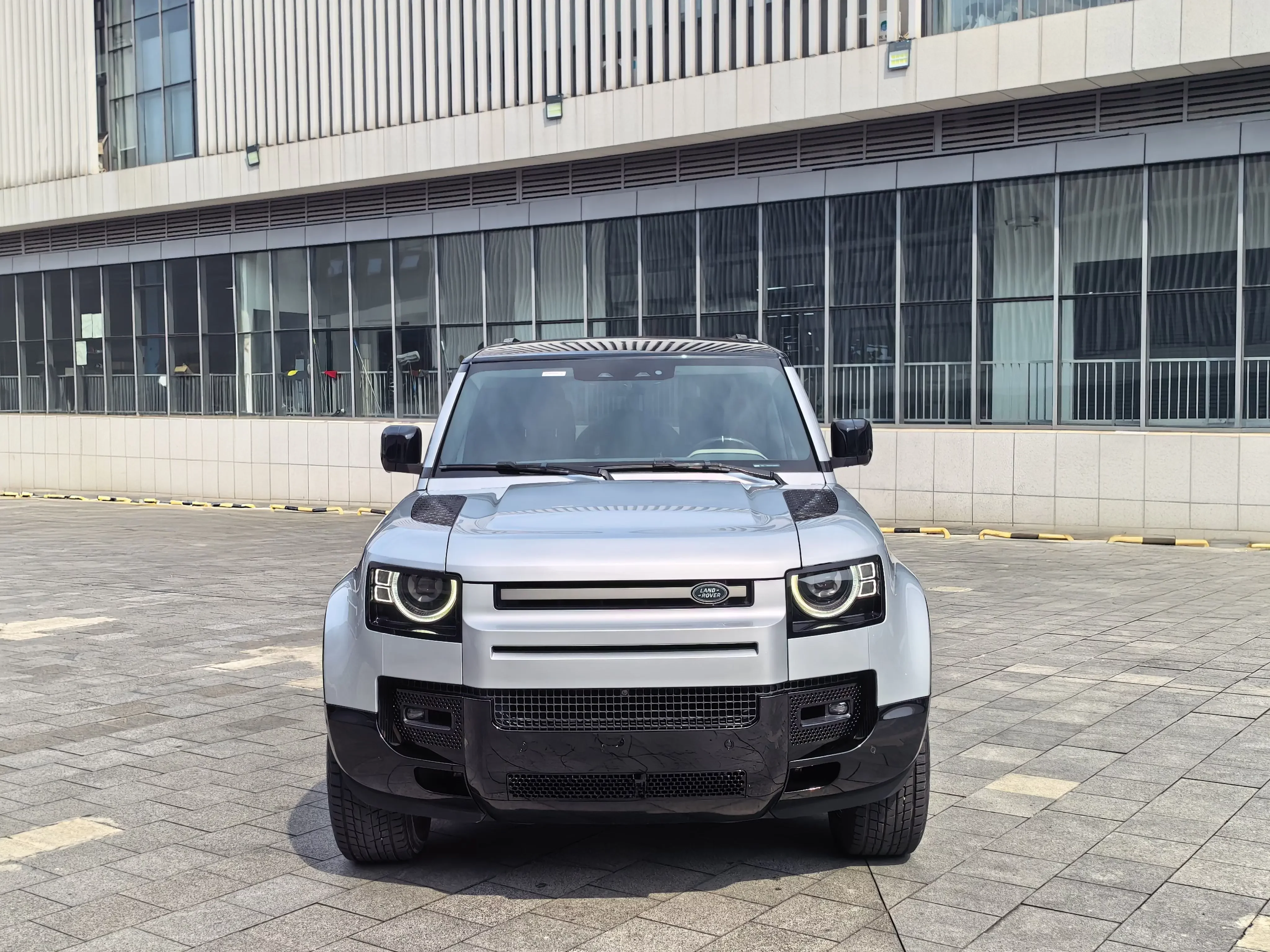 Land Rover guard