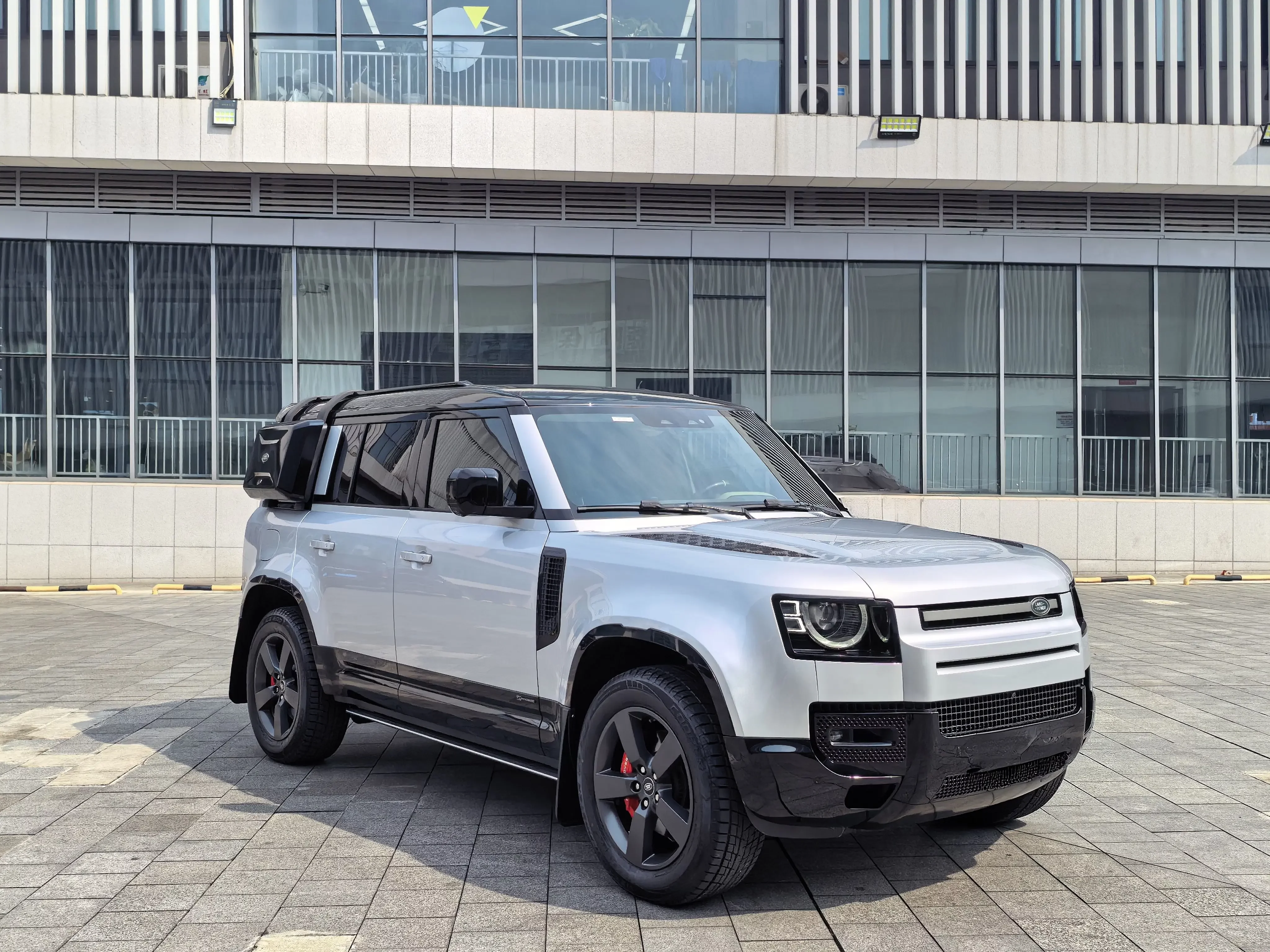 Land Rover guard