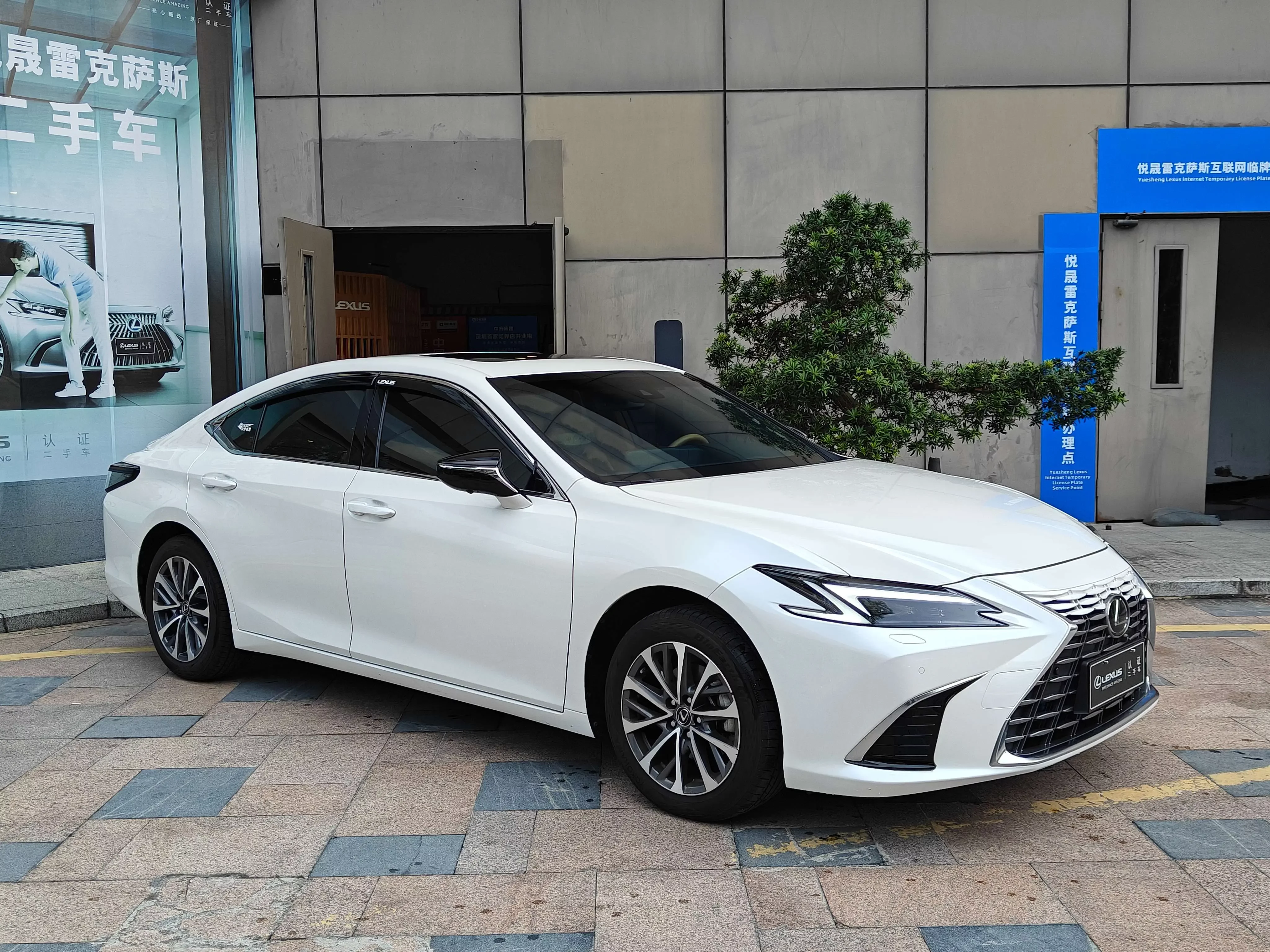 Lexus ES