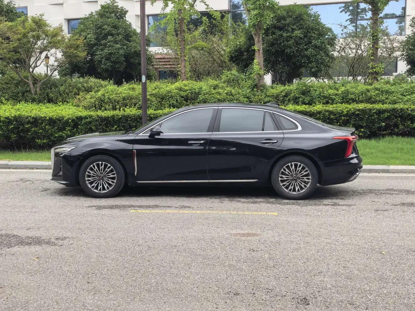 Hongqi H5