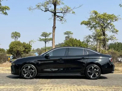 Lynk & Co 03