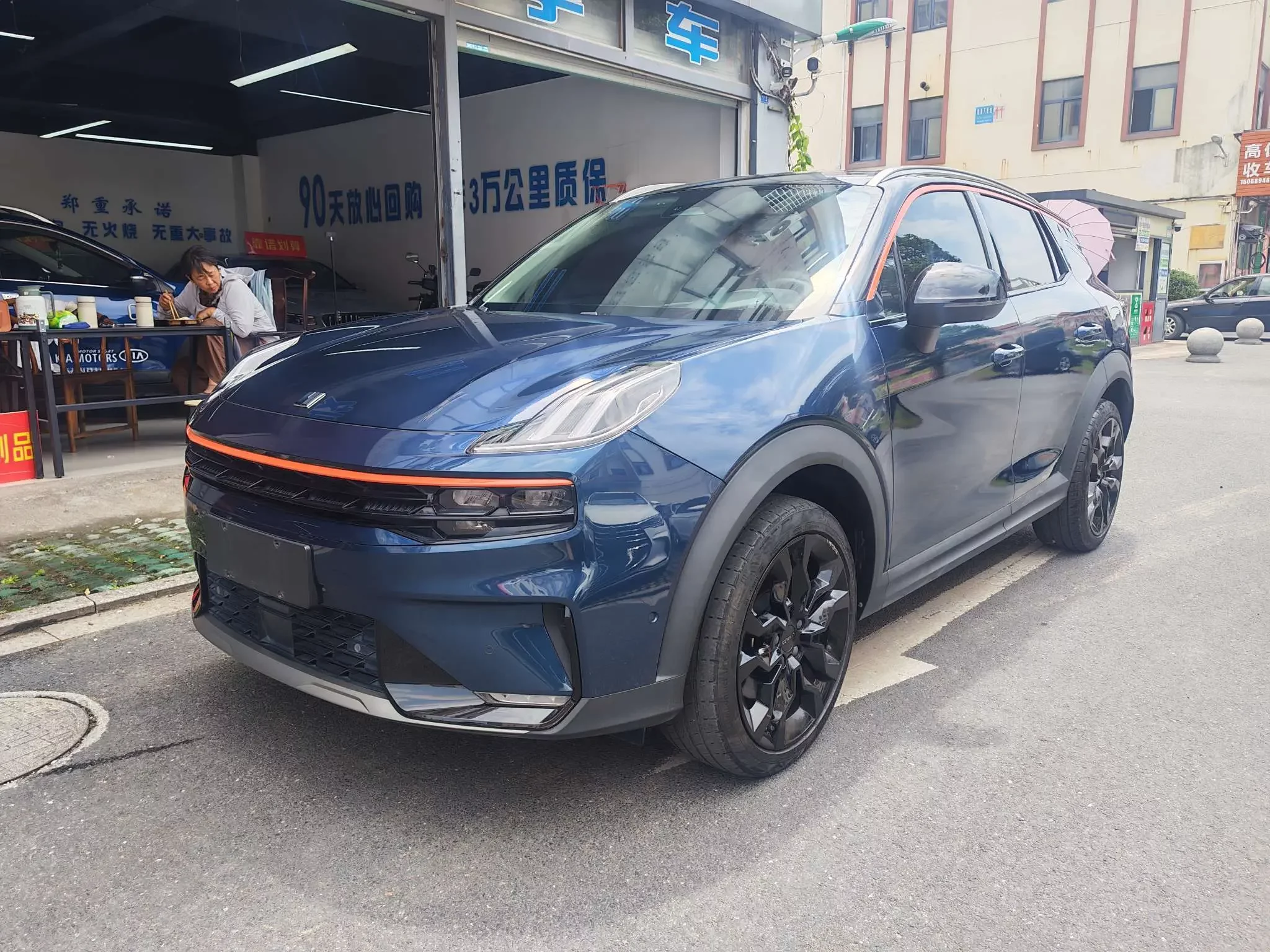 LYNK & CO 06