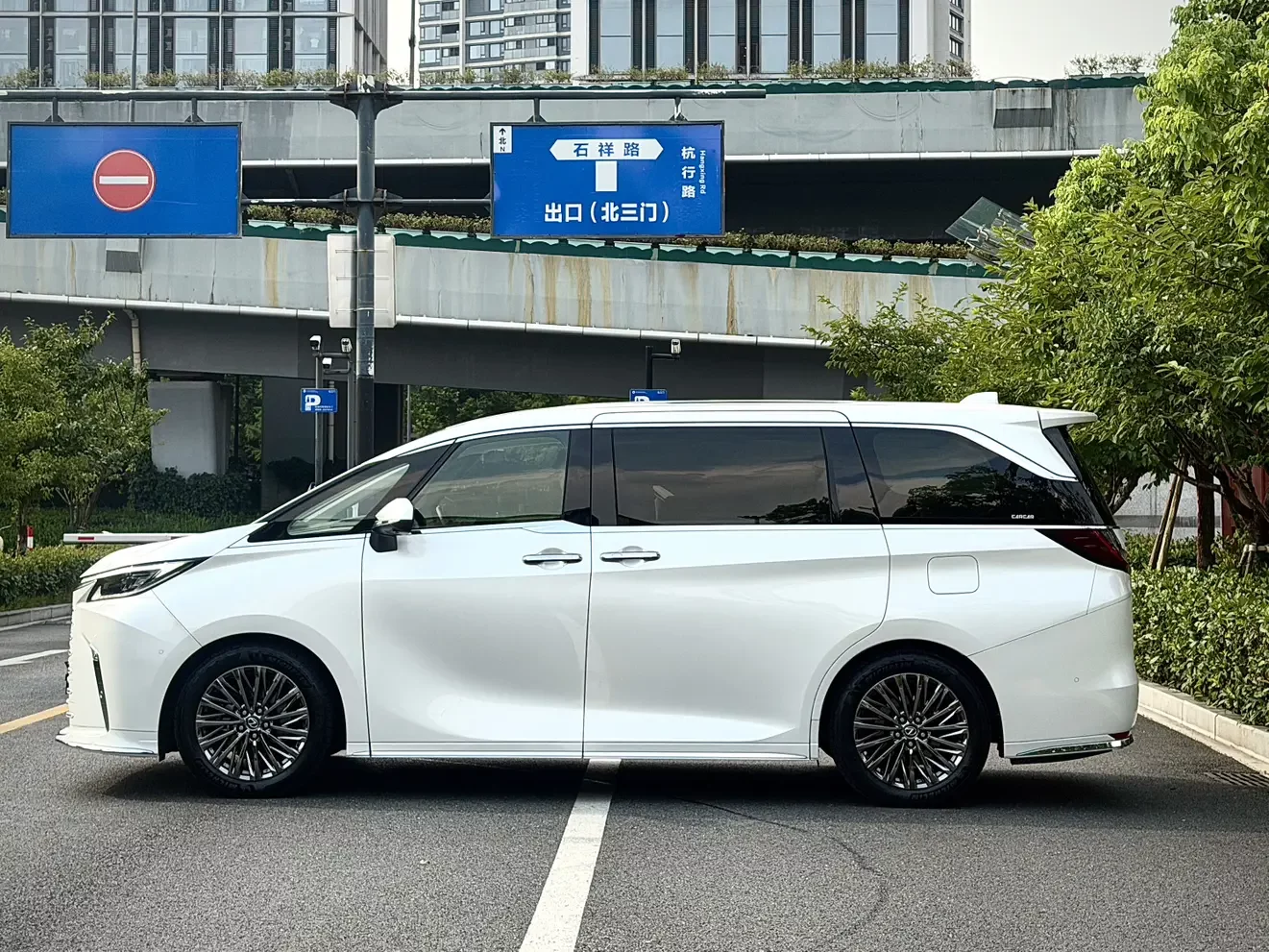 Lexus LM
