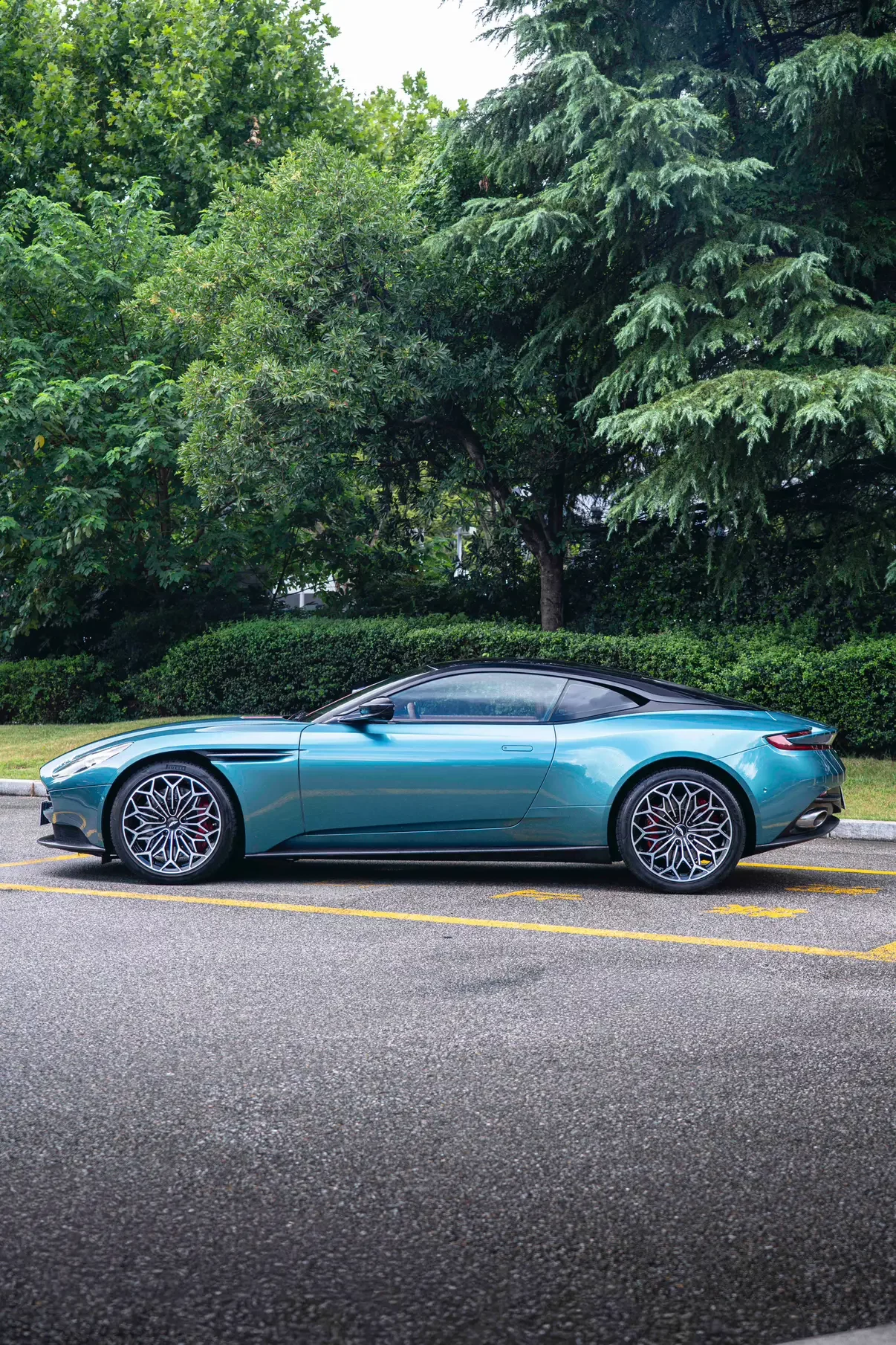 Aston Martin DB11
