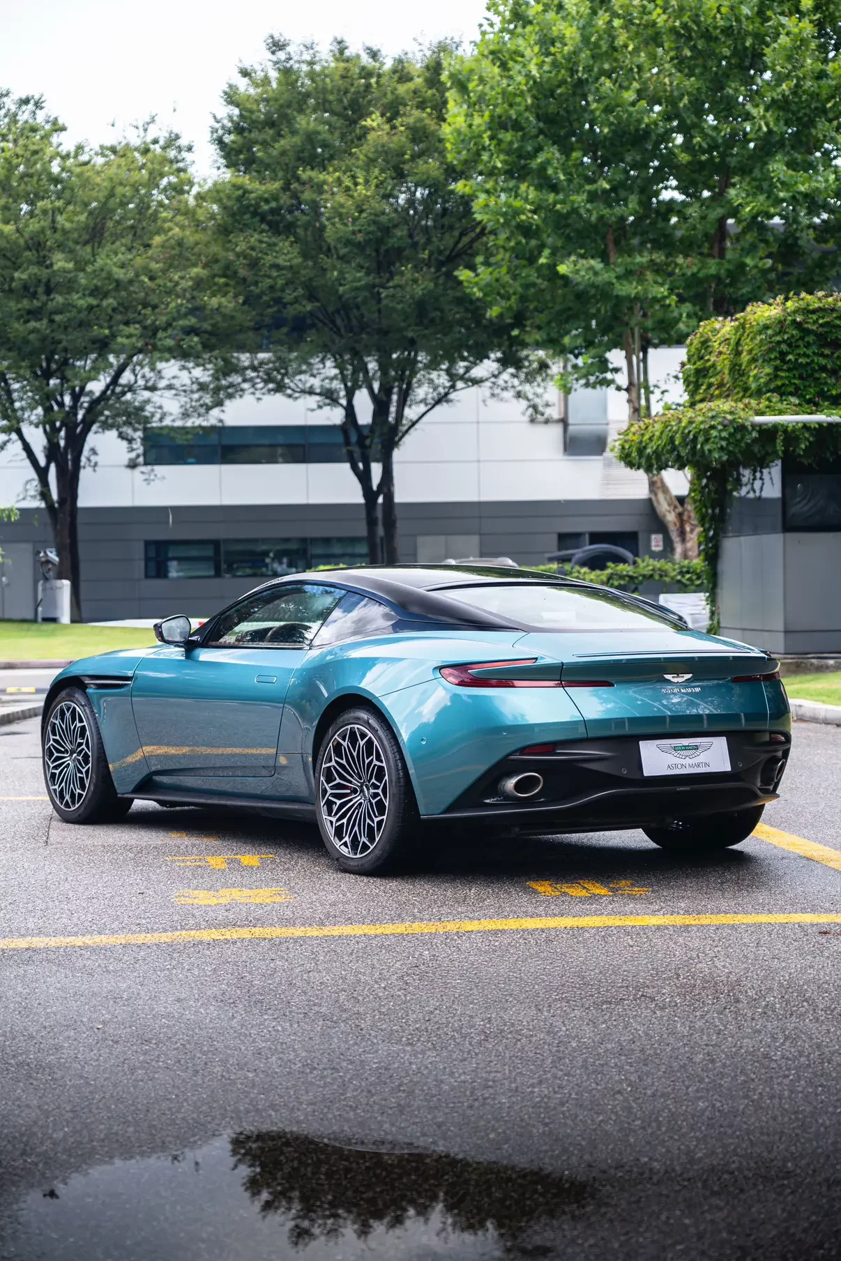 Aston Martin DB11