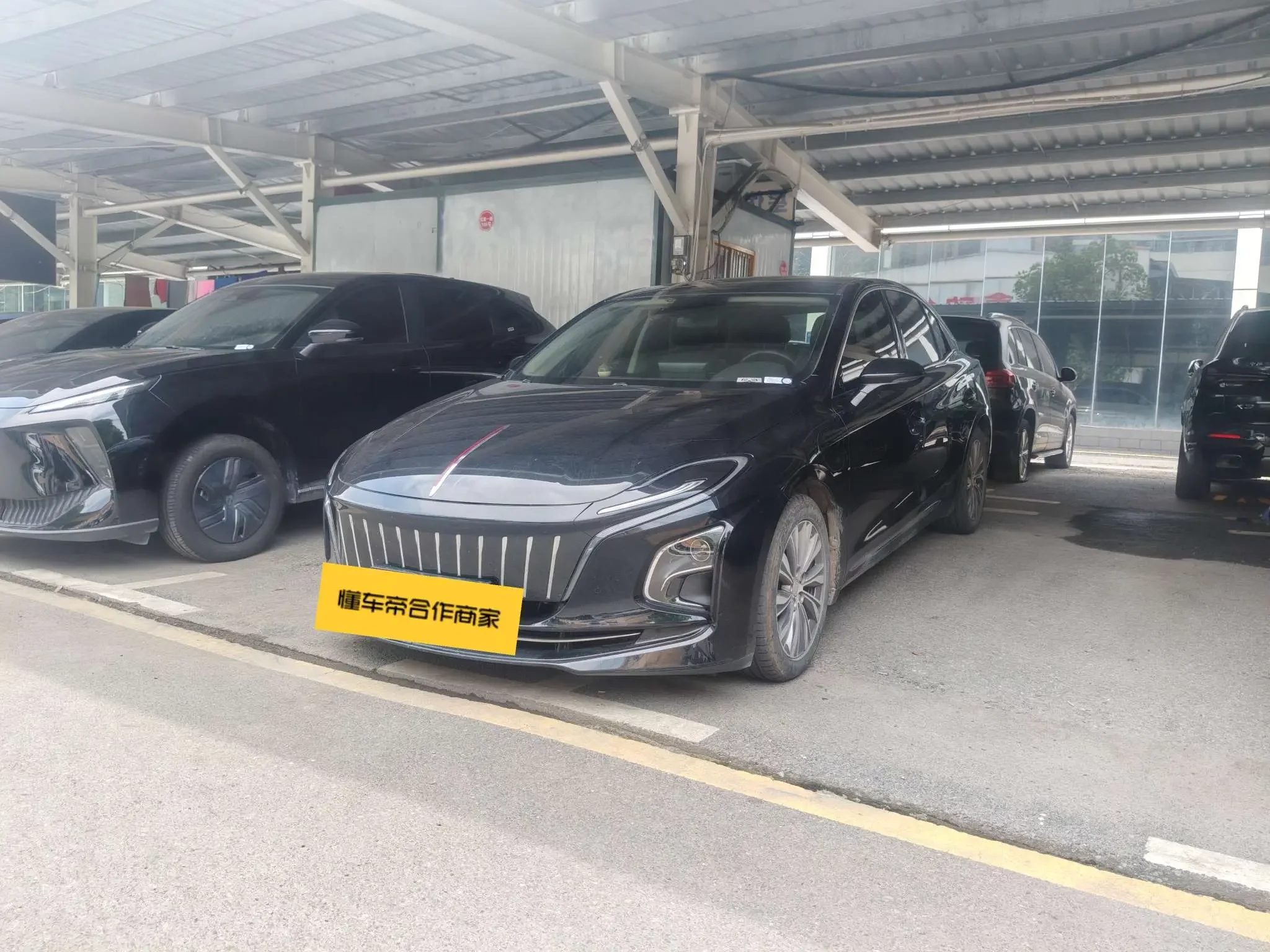 Hongqi E-QM5