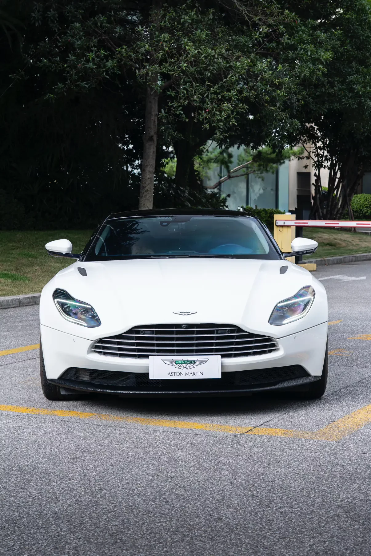 Aston Martin DB11  из Китая