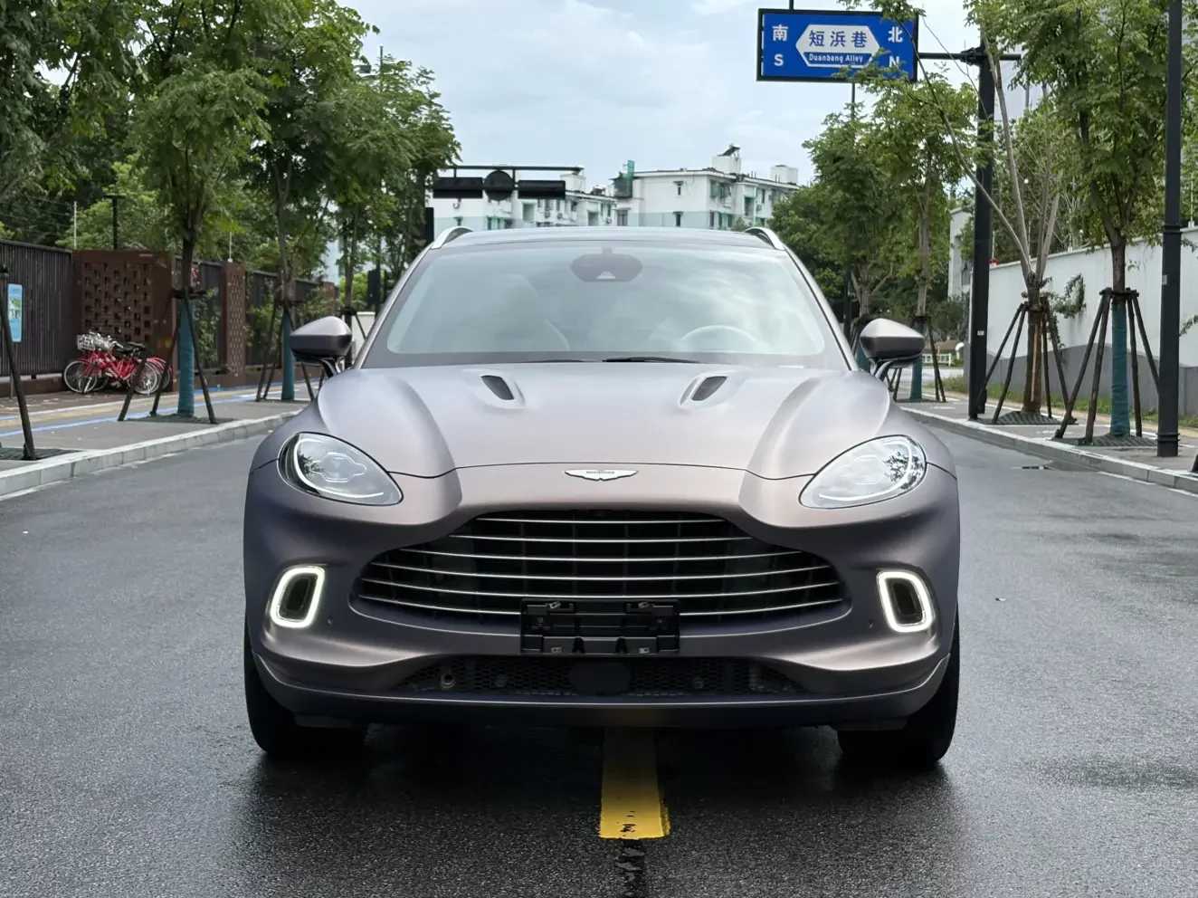 Aston Martin DBX  из Китая