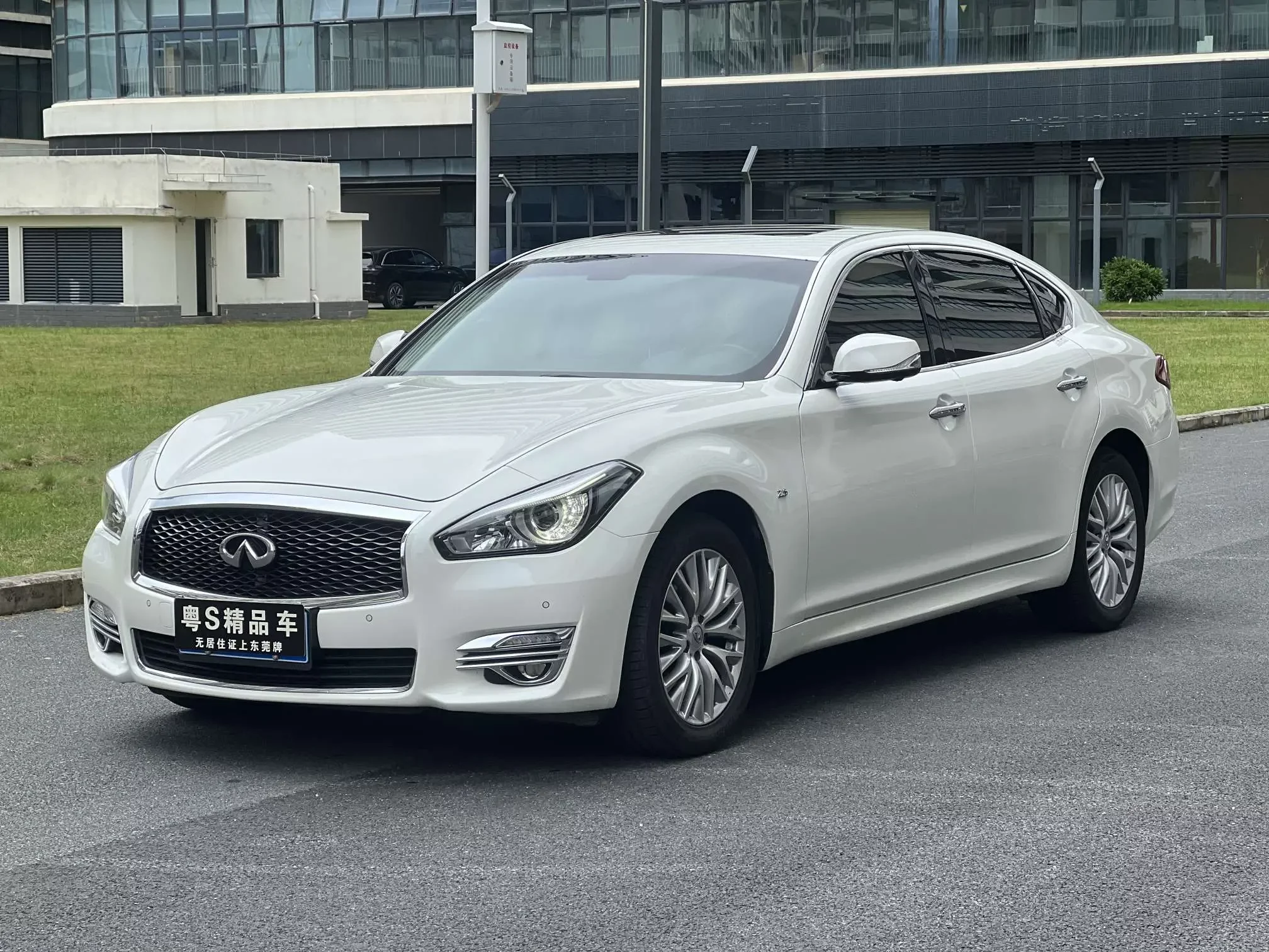 Infiniti Q70
