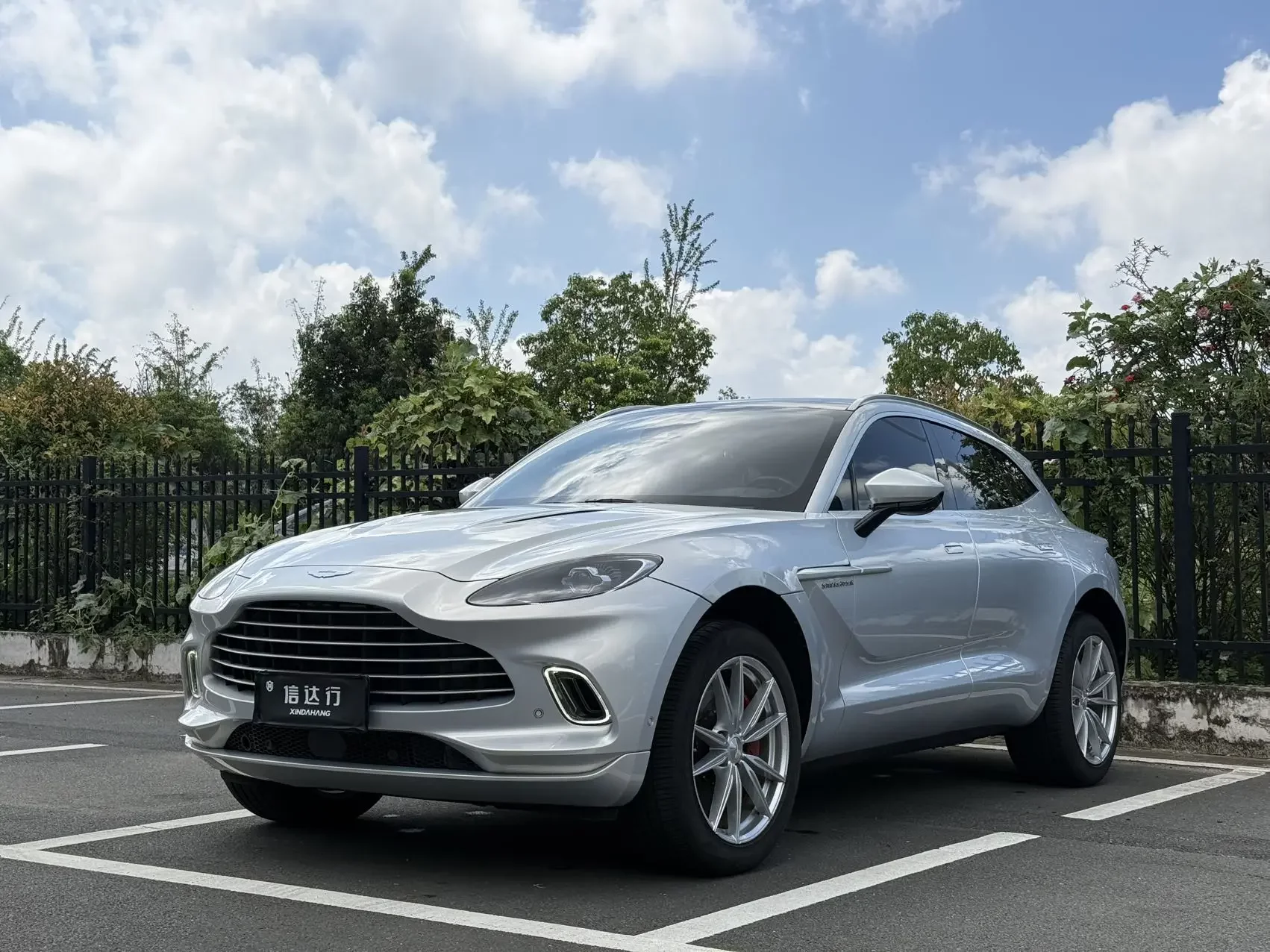 Aston Martin DBX  из Китая