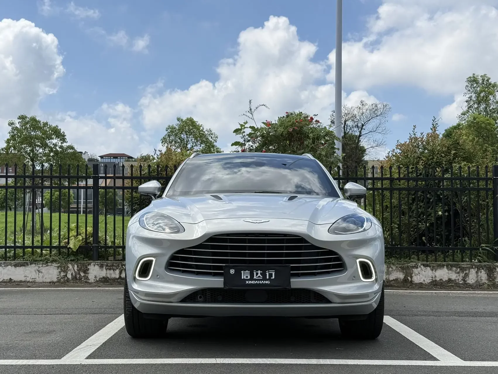 Aston Martin DBX  из Китая
