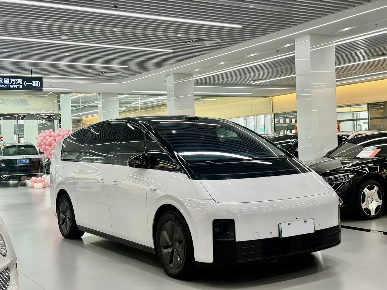 Lixiang MEGA