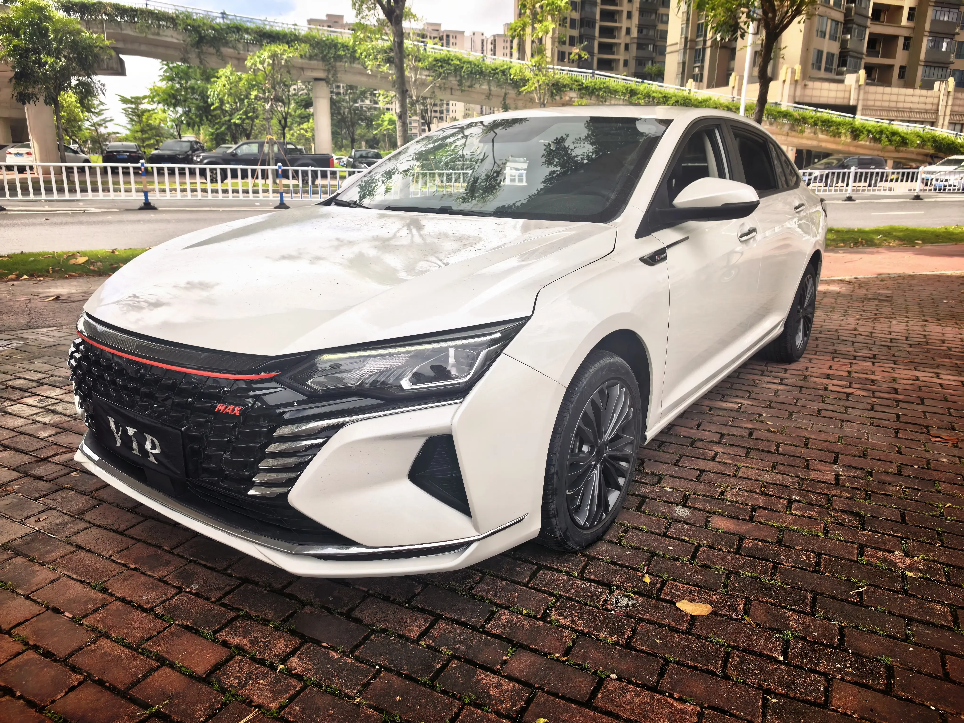 Dongfeng Yixuan MAX  из Китая