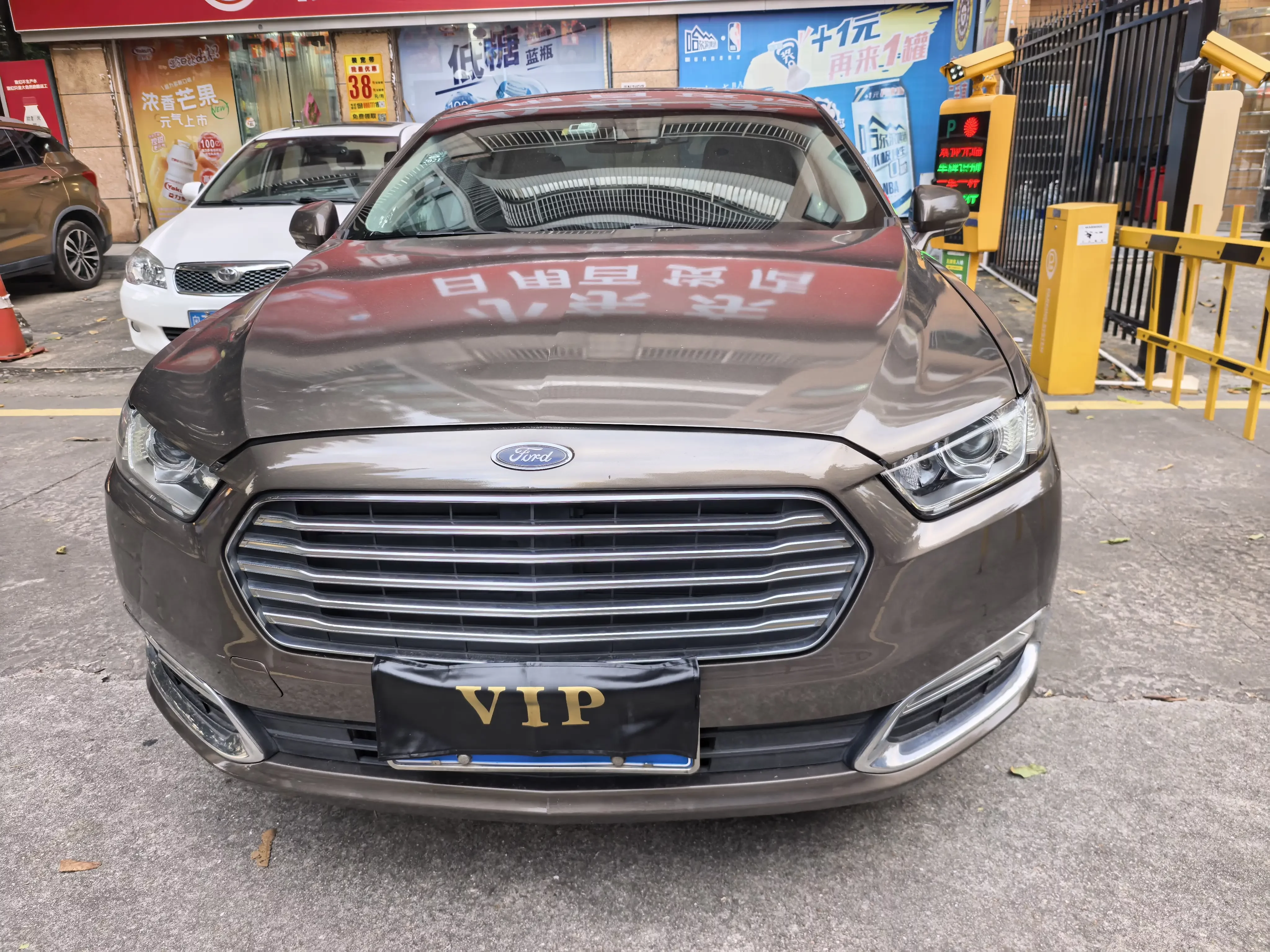 Ford Taurus  из Китая