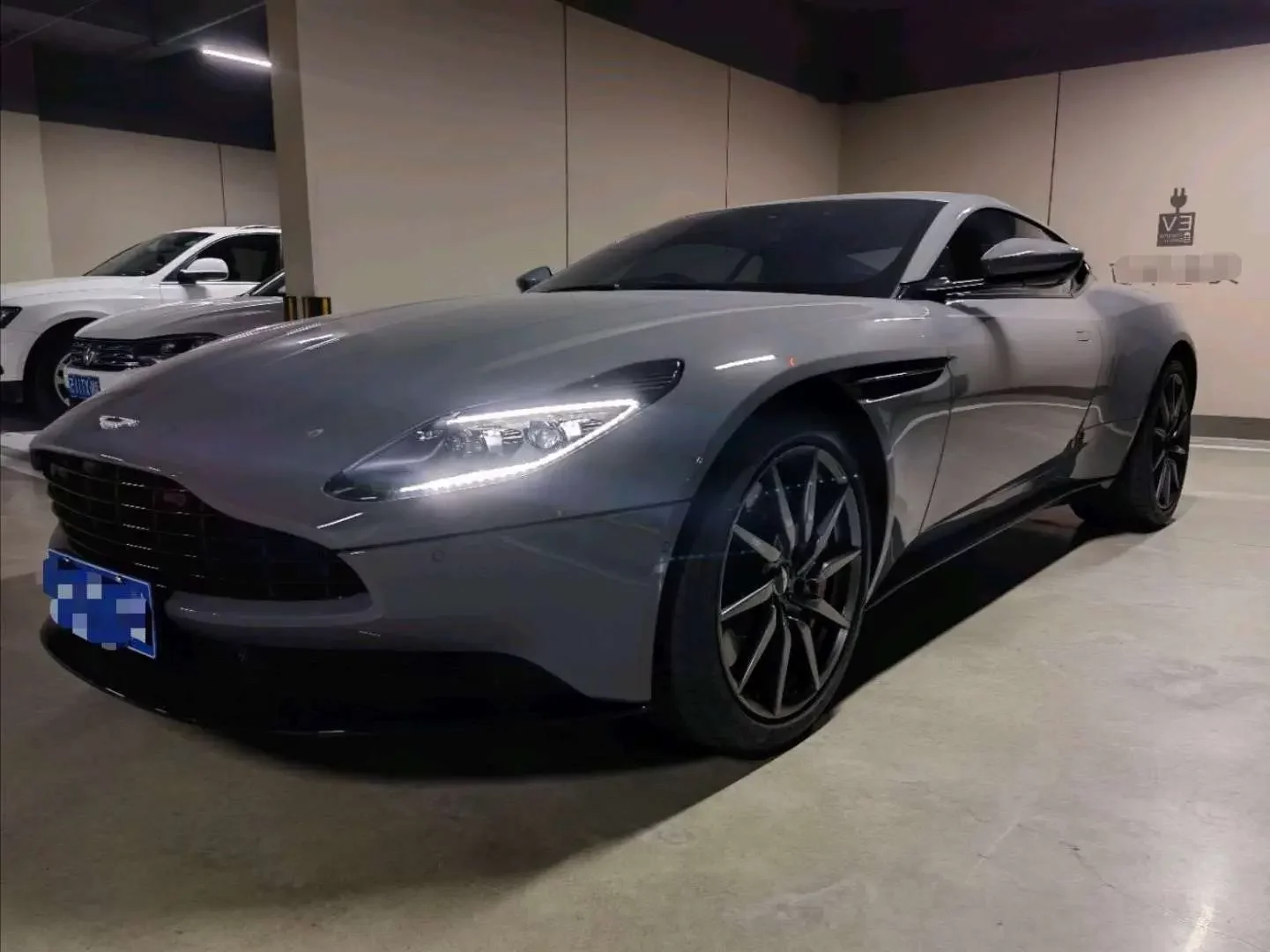 ASTON MARTIN DB11